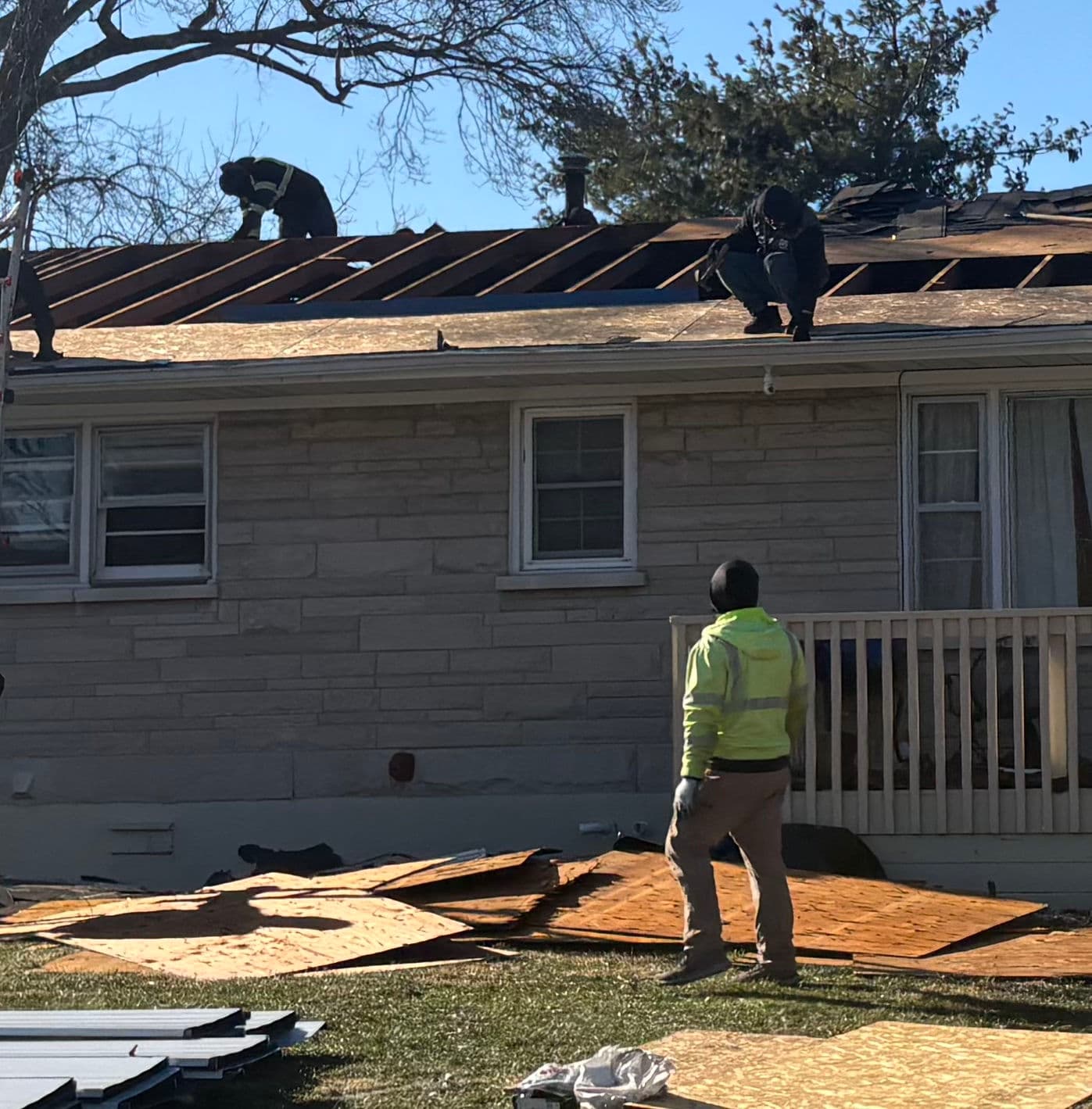 Gallery photos for Efficient Metal Roof Installation with Onsite Rolling: Image #1